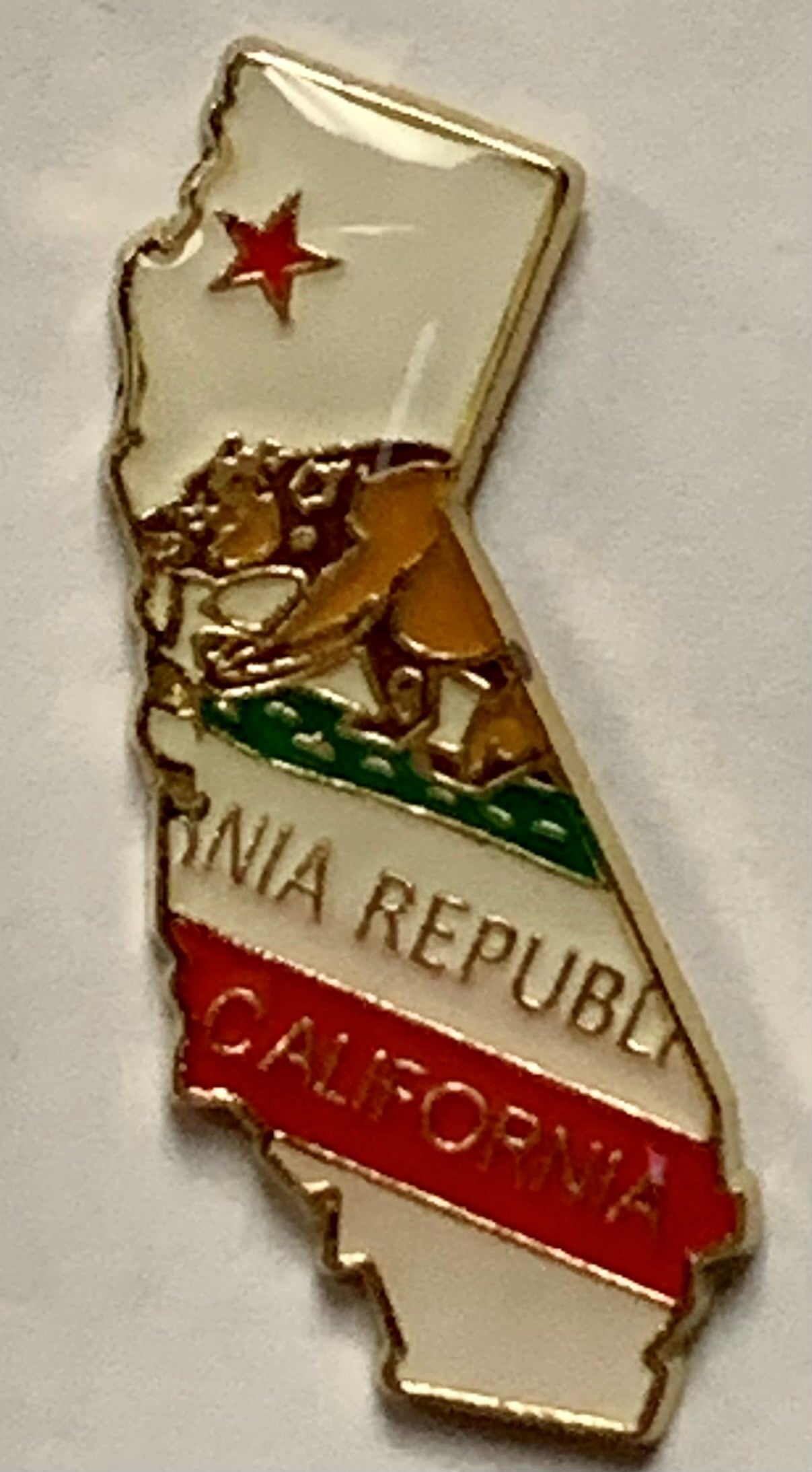 California State Map Lapel Pin – PinsByTheDozen